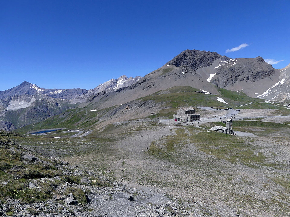 Col de l'Iseran in estate con neve residua e strada