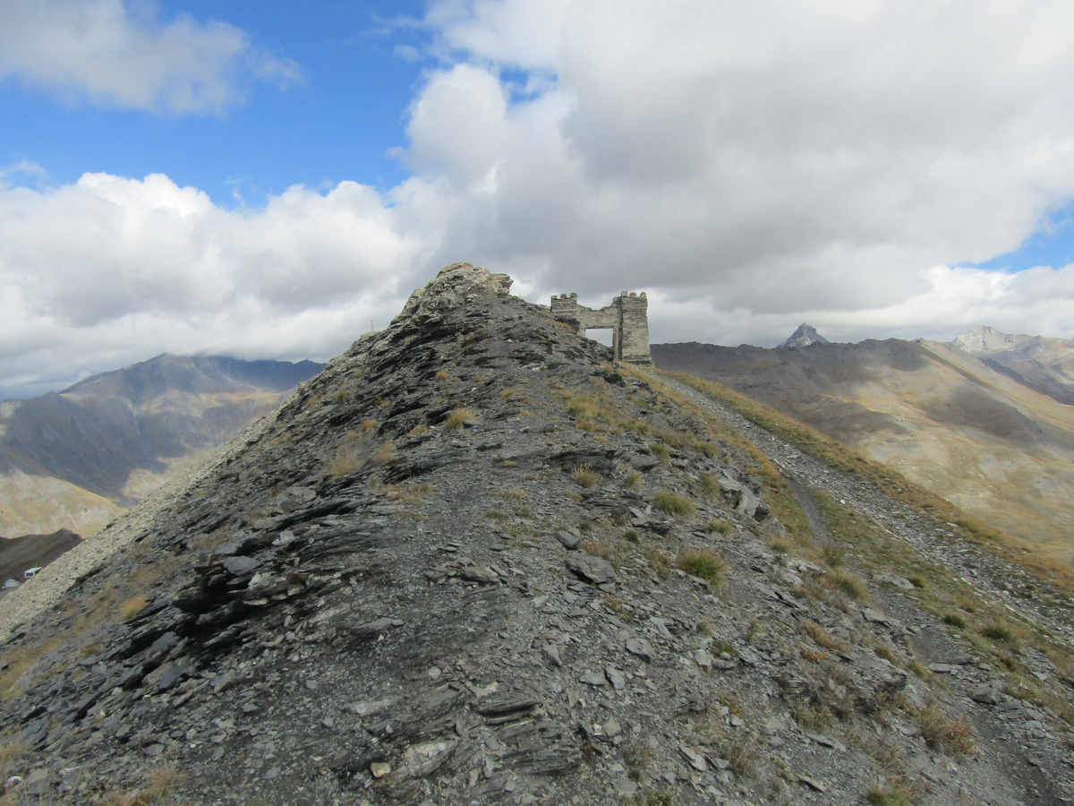 Resti del Forte Jafferau sulla cresta del monte