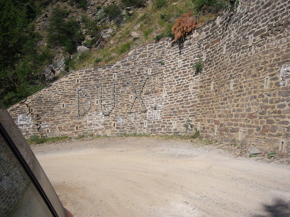 Tornante con muro in pietra sulla strada militare del Jafferau