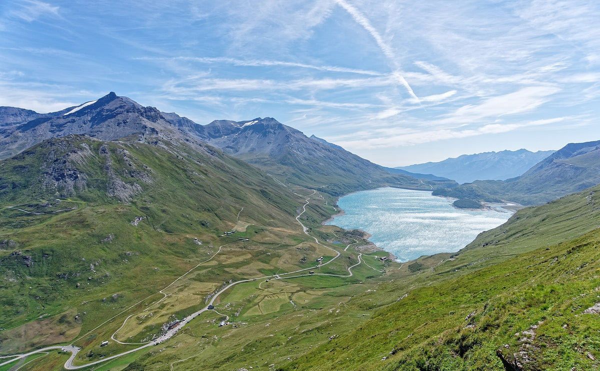 Lago del Moncenisio con montagne