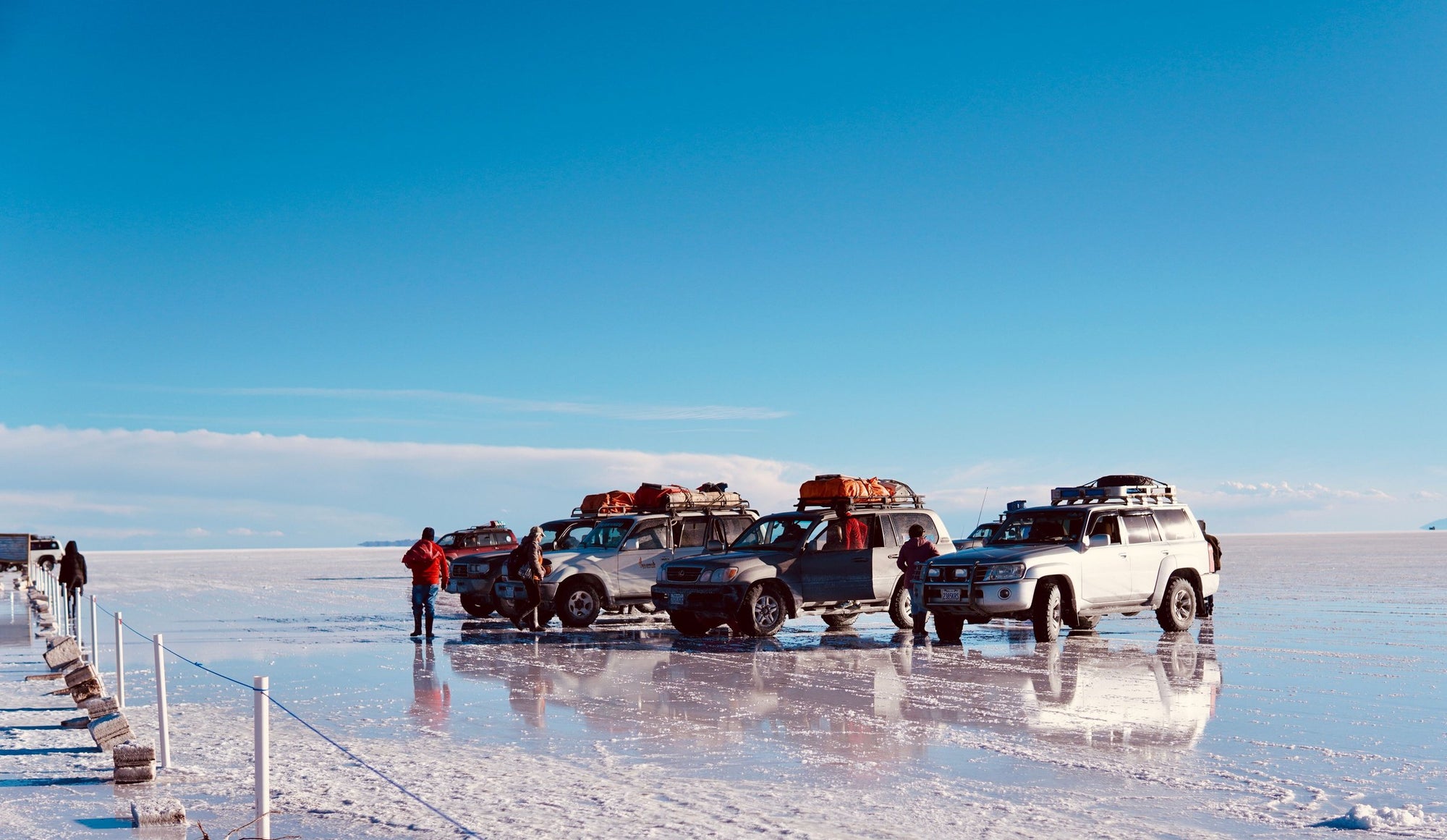 Convoglio di fuoristrada con portapacchi sul Salar de Uyuni
