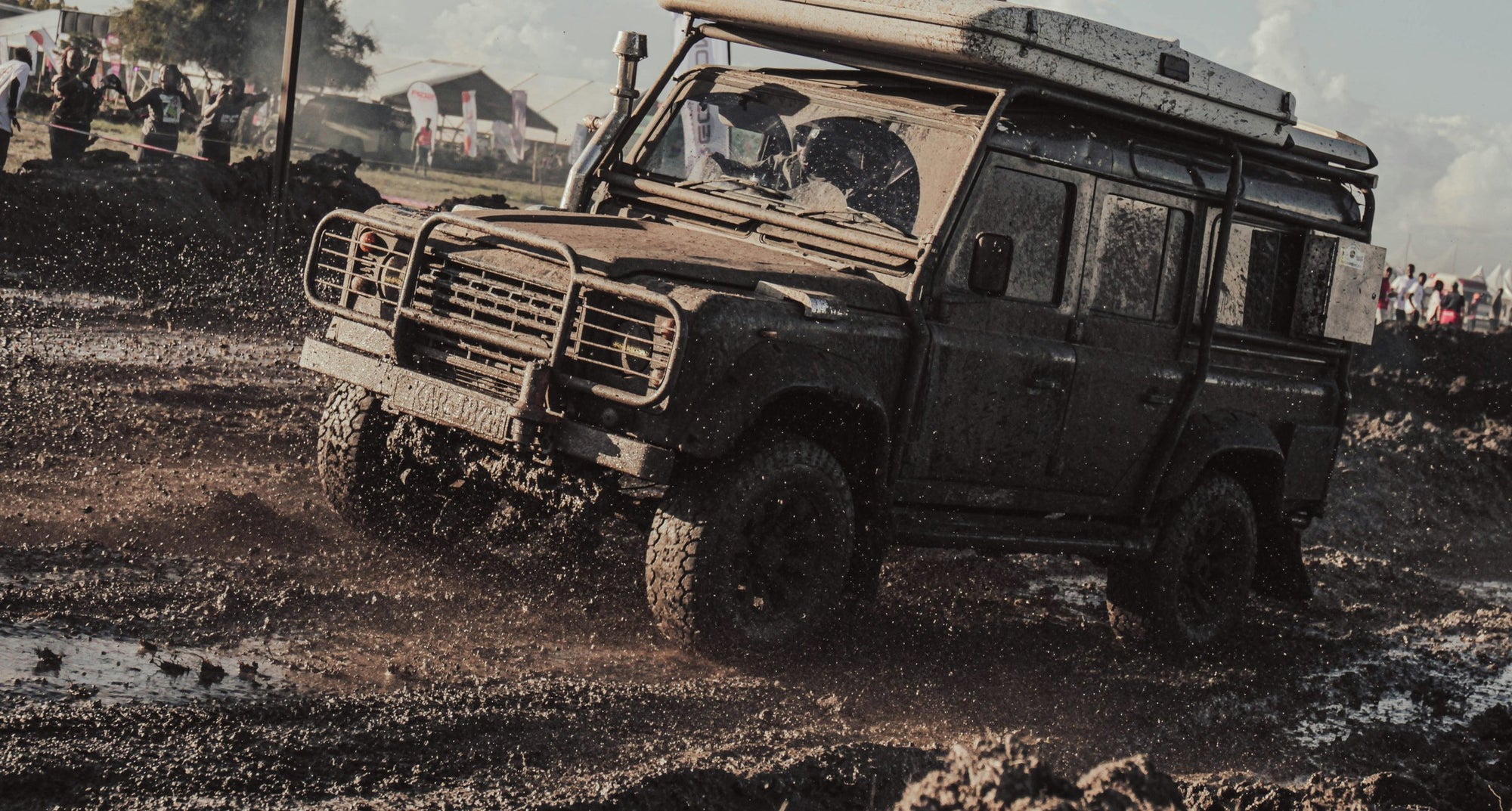 Land Rover Defender con bull bar e snorkel nel fango