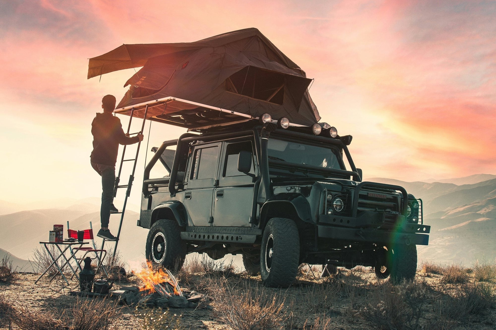 Defender con tenda da tetto al tramonto