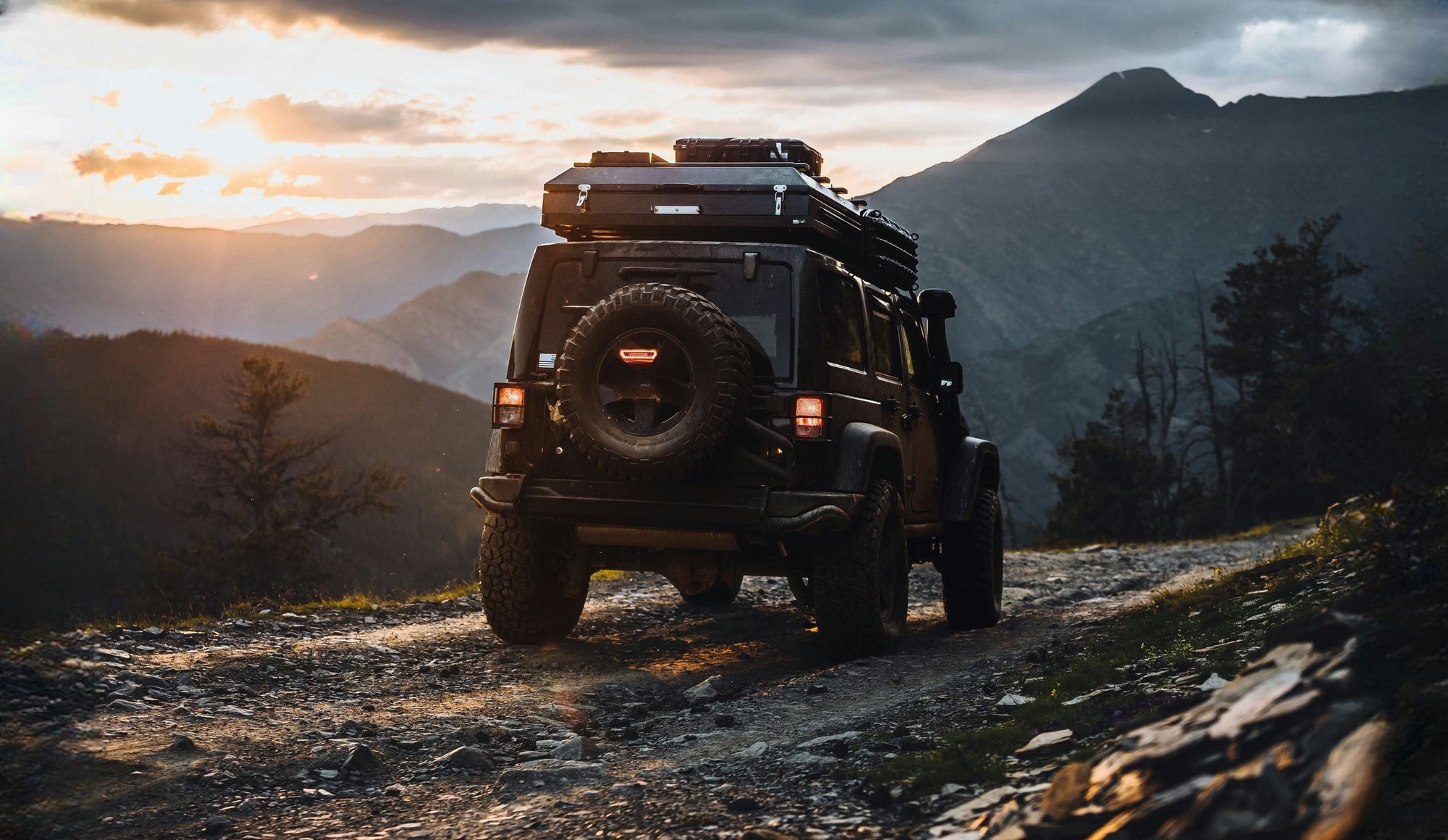 argoing slide jeep wrangler tenda tetto montagna tramonto senza targa