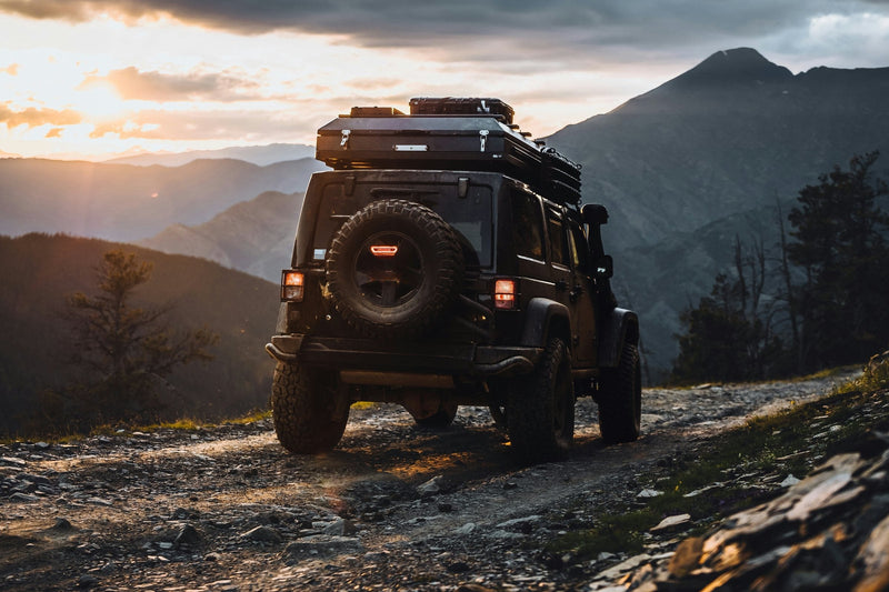 Jeep Wrangler con tenda da tetto in montagna