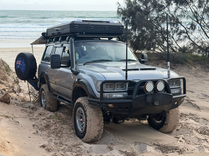 Fuoristrada 4x4 insabbiato in spiaggia con bull bar e fari LED