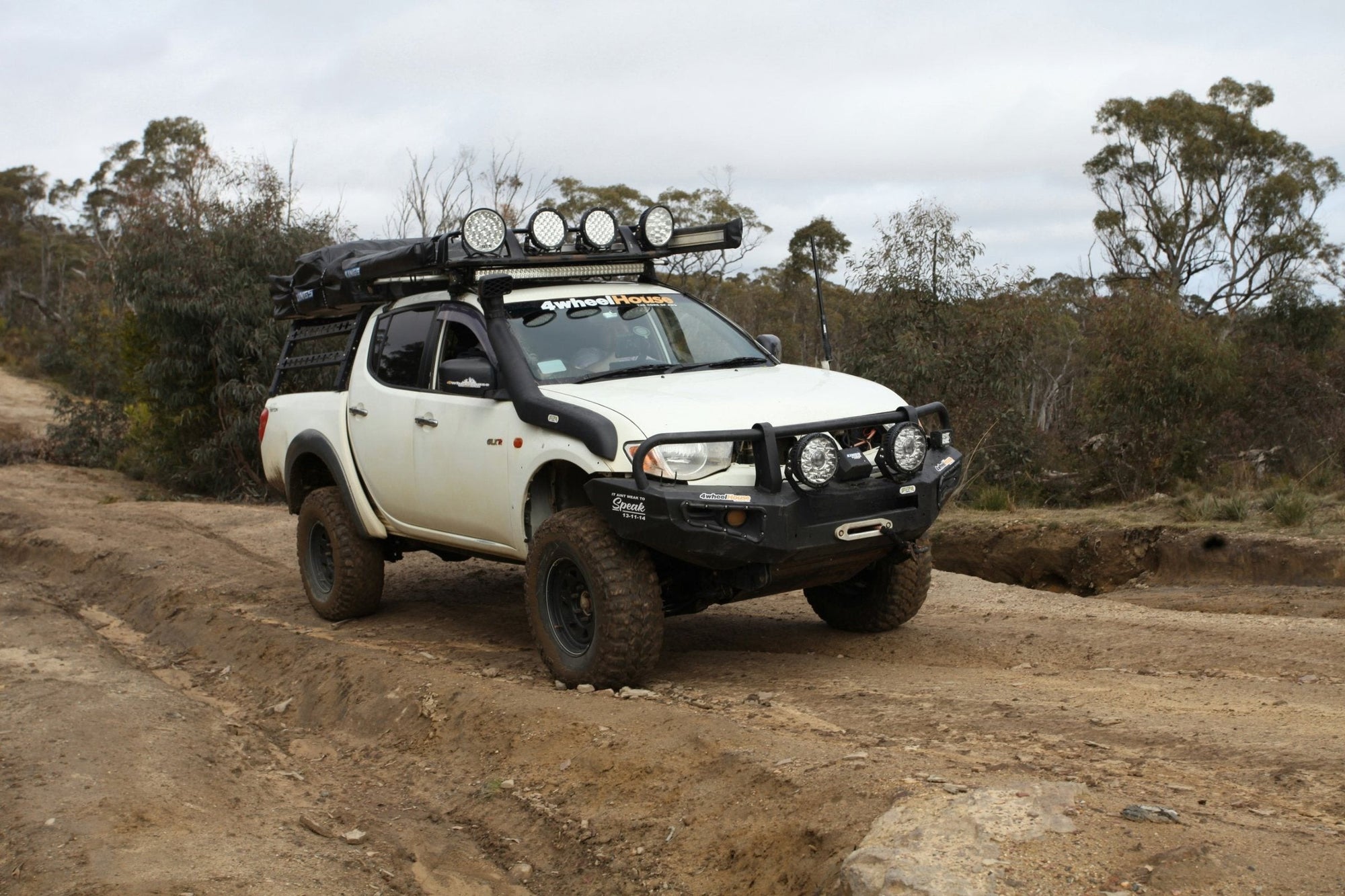 Pick-up 4x4 con bull bar e fari LED in fuoristrada