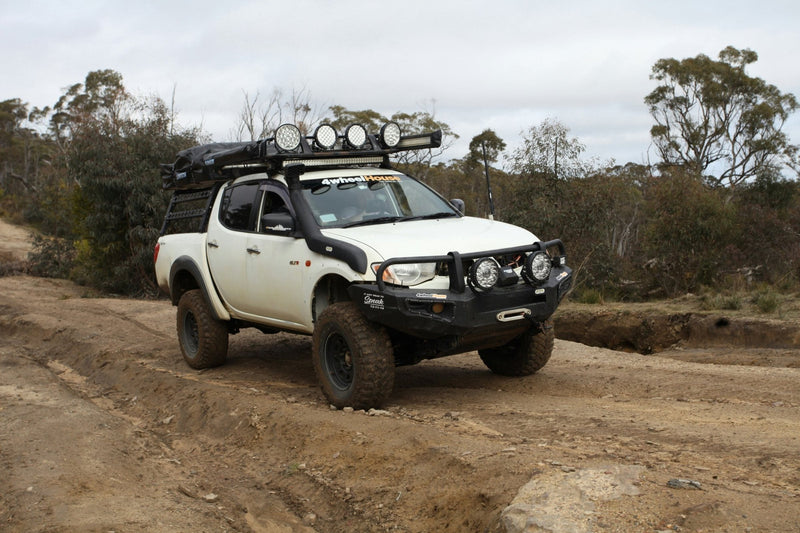 Pick-up 4x4 con bull bar e fari LED in fuoristrada