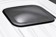 Tenda da tetto AutoHome Air-Sky 360, guscio Bianco – finestra a tetto vista dall'esterno