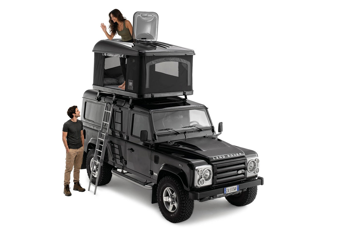 Tenda da tetto AutoHome Air-Sky 360, guscio Black Storm – su fuoristrada con finestra a tetto aperta