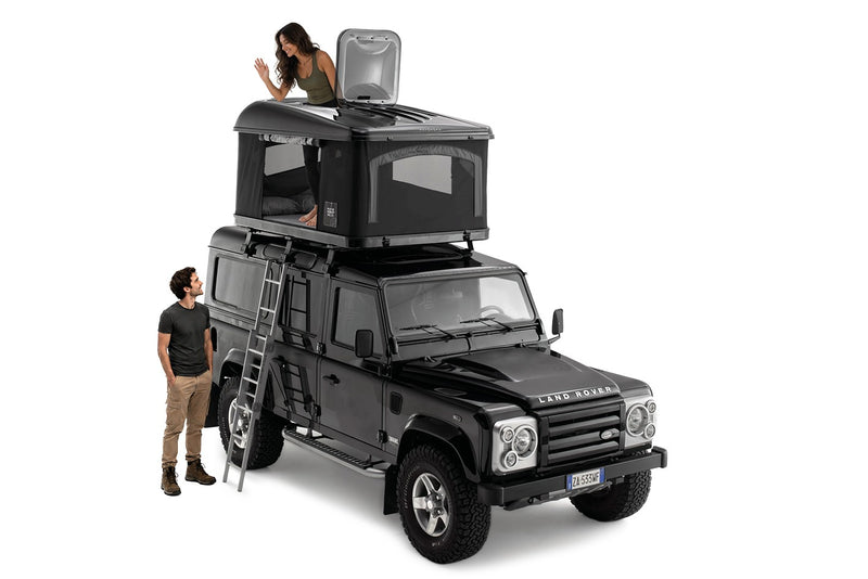Tenda da tetto AutoHome Air-Sky 360, guscio Black Storm – su fuoristrada con finestra a tetto aperta