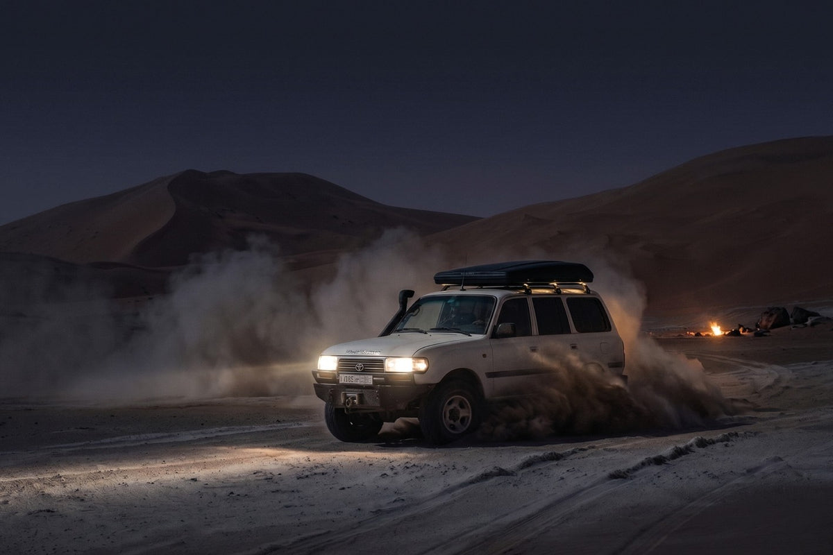 Tenda da tetto AutoHome Airlander Plus, guscio Black Storm – in viaggio di notte