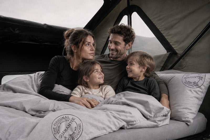 Tenda da tetto AutoHome Overzone – famiglia in tenda