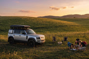 Tenda da tetto AutoHome x Land Rover, guscio Black Storm – campo con Land Rover Defender