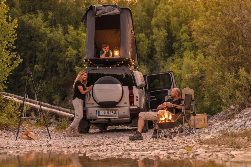 Tenda da tetto AutoHome x Land Rover, guscio Black Storm – campo con Land Rover Defender