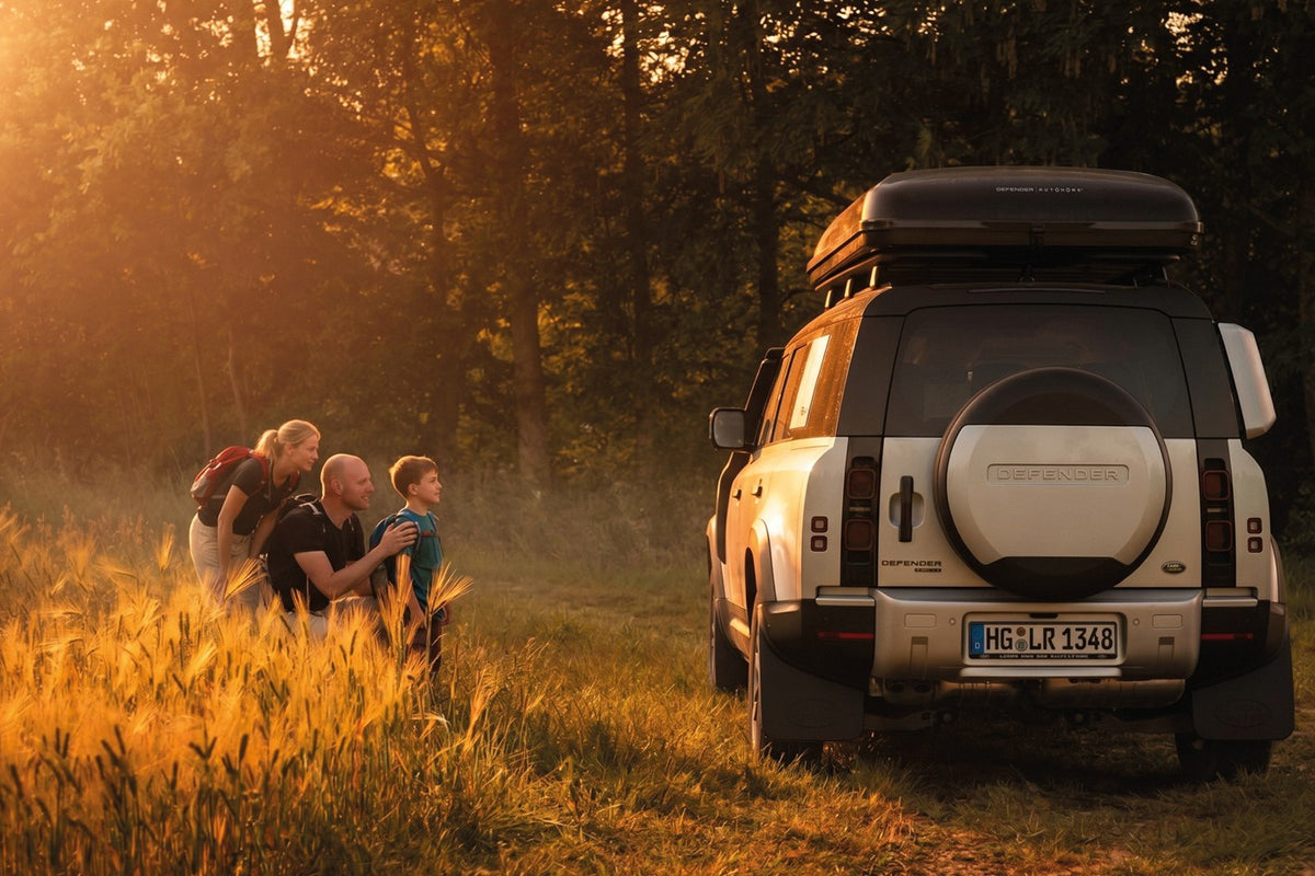 Tenda da tetto AutoHome x Land Rover, guscio Black Storm – campo con Land Rover Defender