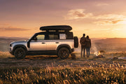 Tenda da tetto AutoHome x Land Rover, guscio Black Storm – Land Rover Defender al tramonto