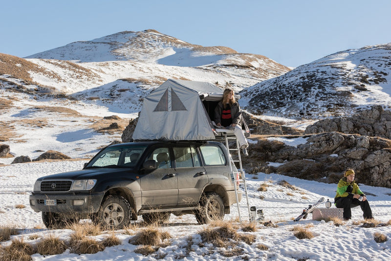 Cappuccio invernale AutoHome per Air-Camping e Overland – montato su tenda in tessuto sulla neve