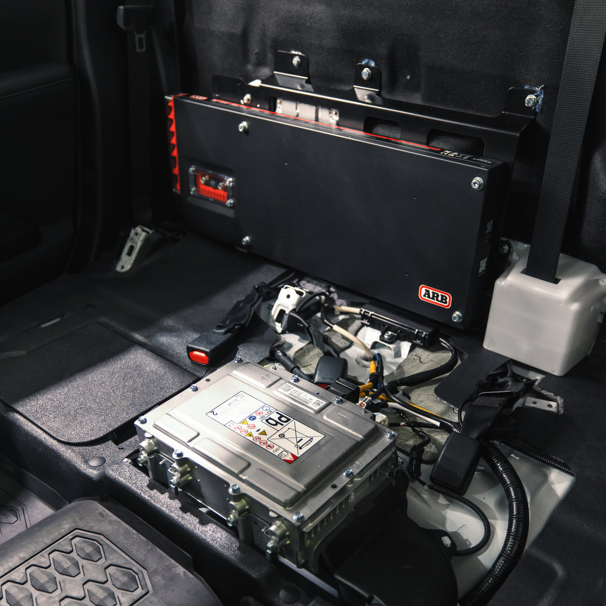 Kit montaggio batteria Slimline sotto sedile posteriore – Toyota Hilux 2026