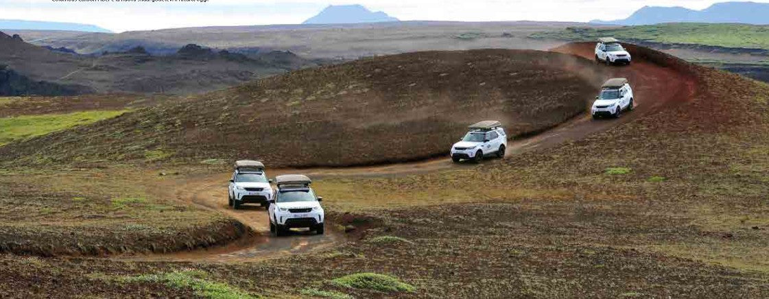 Colonna di Land Rover Discovery con tende da tetto Autohome chiuse su una pista sterrata