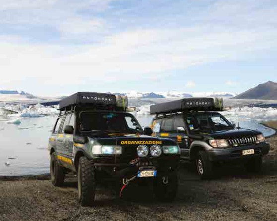 Due Toyota con tende da tetto Autohome sulla riva della laguna di Jökulsárlón