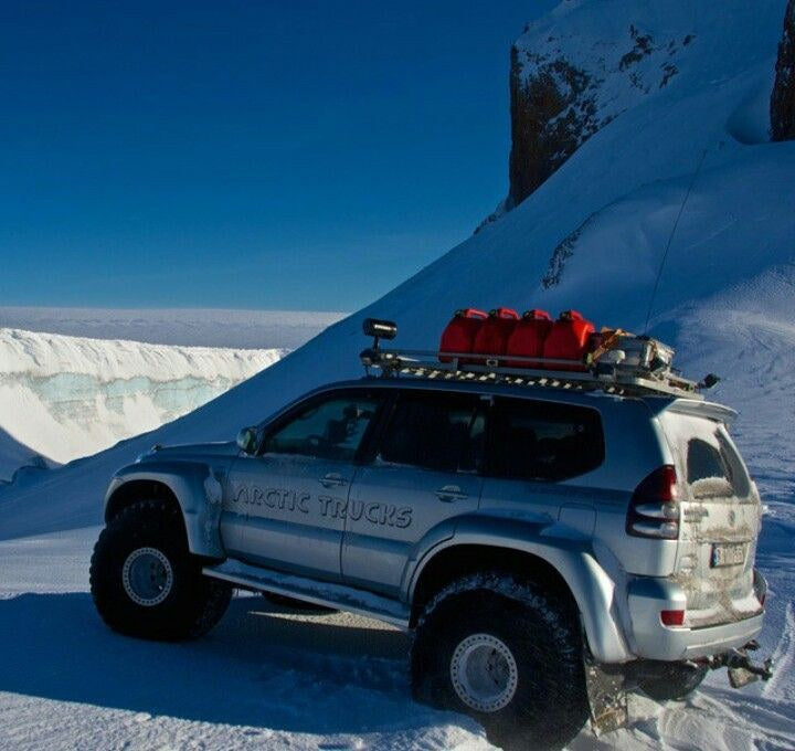 Toyota Land Cruiser Arctic Trucks con pneumatici maggiorati su un ghiacciaio islandese