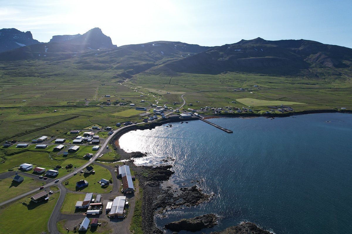 Vista aerea del villaggio di Bakkagerði a Borgarfjörður eystri con le montagne Dyrfjöll