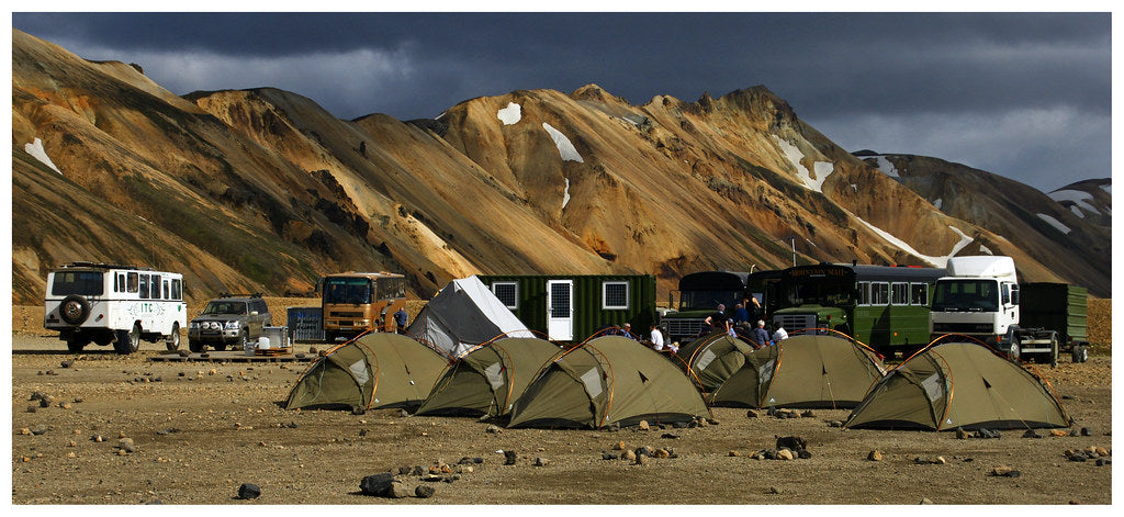Campeggio di Landmannalaugar con tende e fuoristrada da spedizione davanti alle montagne di riolite