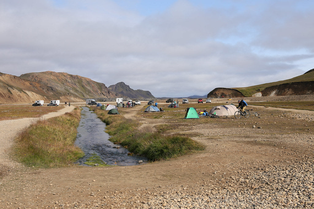 Tende e veicoli nel campeggio di Landmannalaugar lungo il torrente caldo