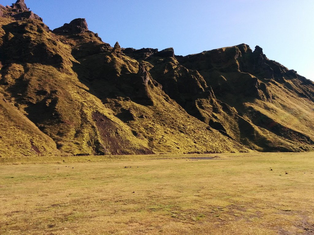Prato del campeggio di Þakgil nel canyon chiuso tra pareti di tufo vicino a Vík