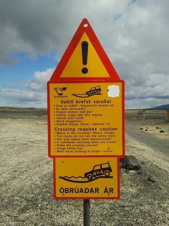 Cartello Vegagerðin Crossing requires caution prima di un guado in Islanda