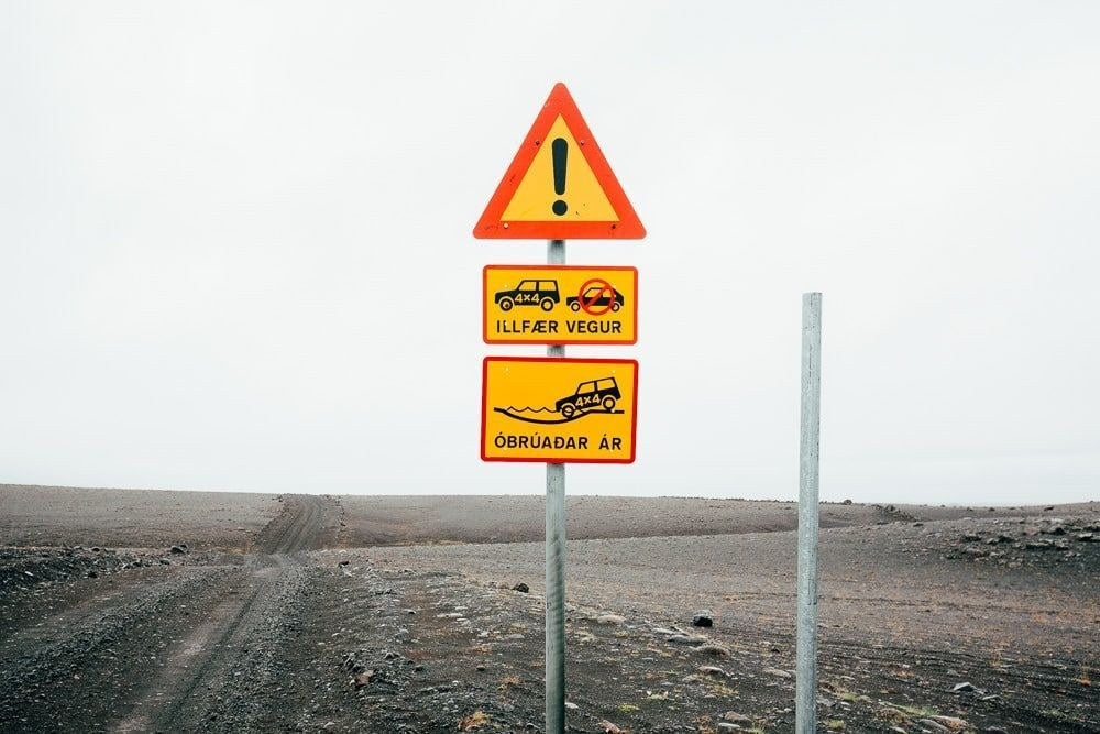 Cartelli Illfær vegur e Óbrúaðar ár all'ingresso di una pista delle Highlands