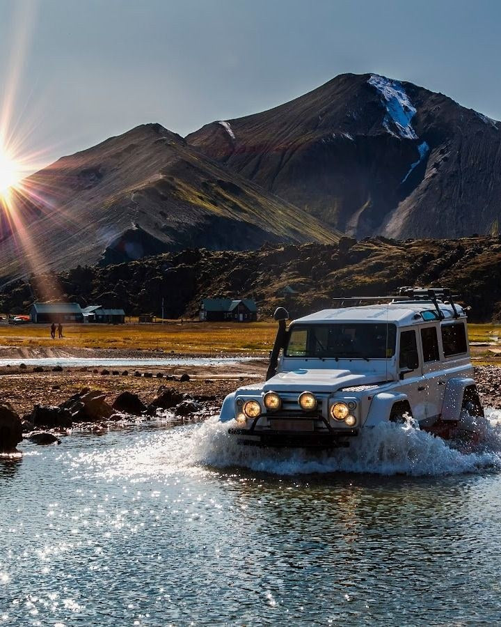 Land Rover Defender nel guado davanti al rifugio di Landmannalaugar