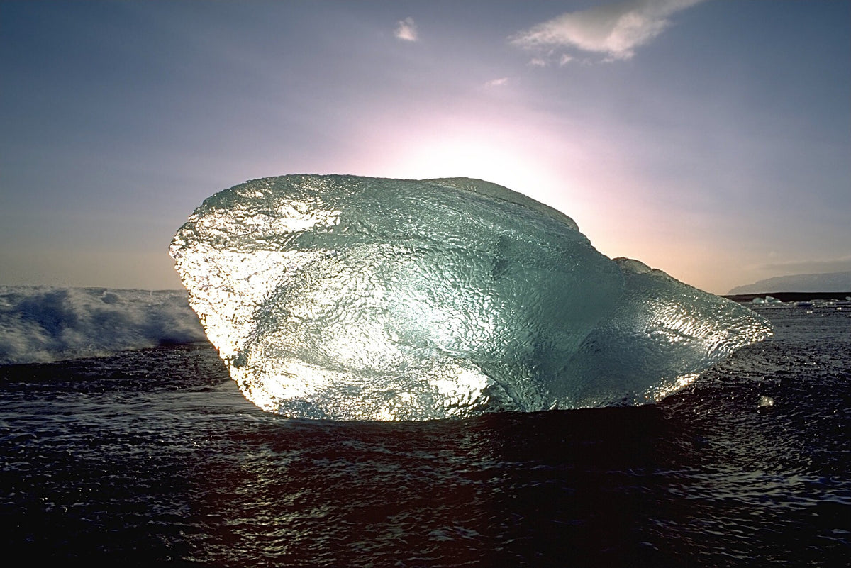 Blocco di ghiaccio trasparente sulla spiaggia nera di Diamond Beach vicino a Jökulsárlón