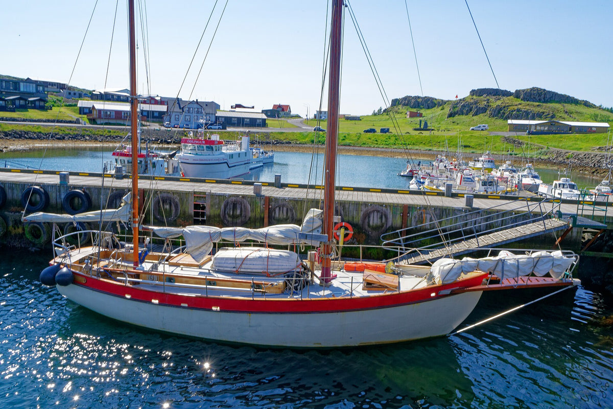 Porto di Djúpivogur con barche a vela e pescherecci e montagne sullo sfondo