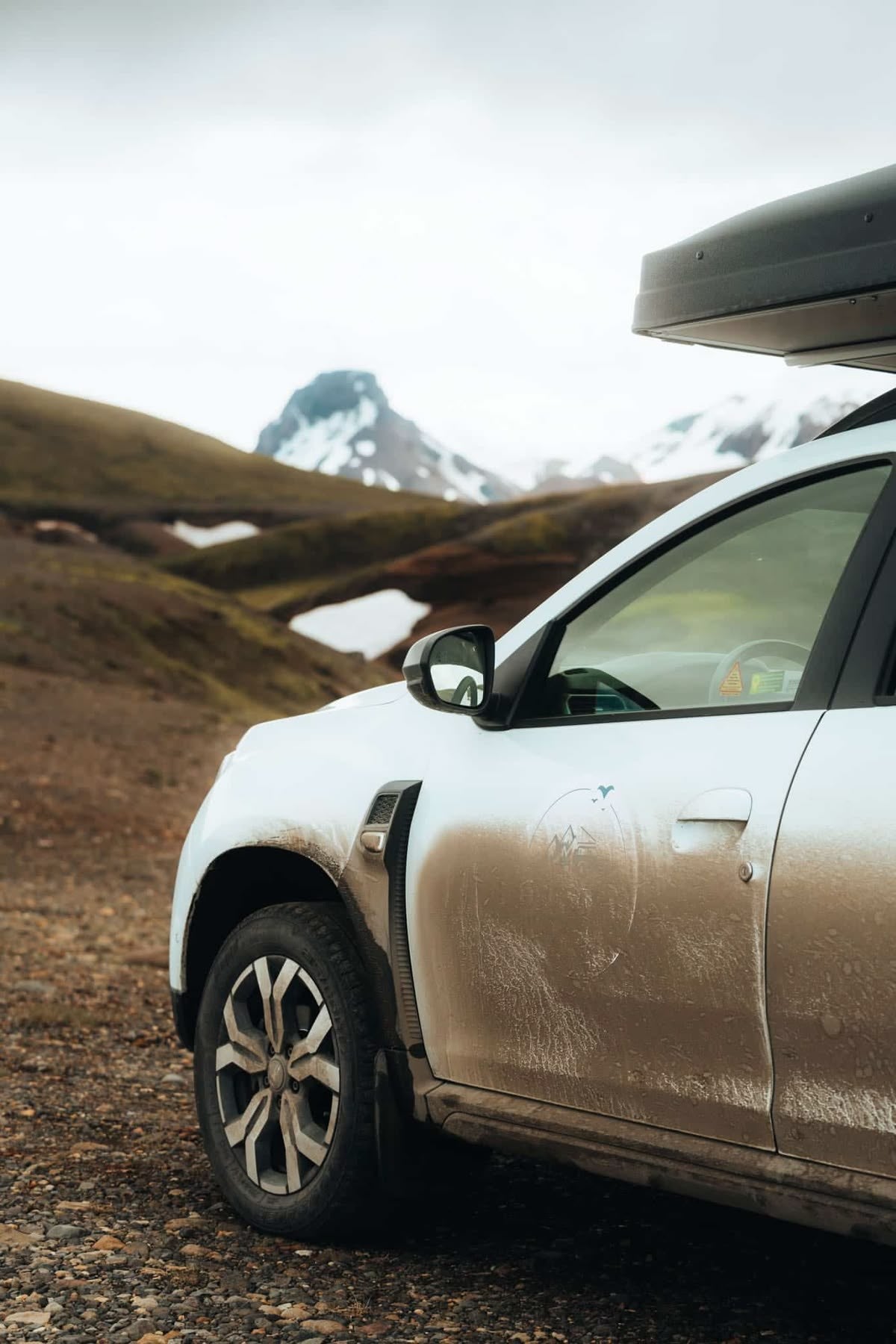 SUV con tenda da tetto a guscio rigido su una pista delle Highlands
