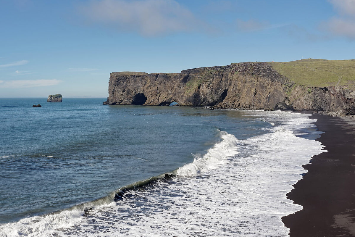 Penisola di Dyrhólaey con scogliere e spiaggia nera battuta dalle onde