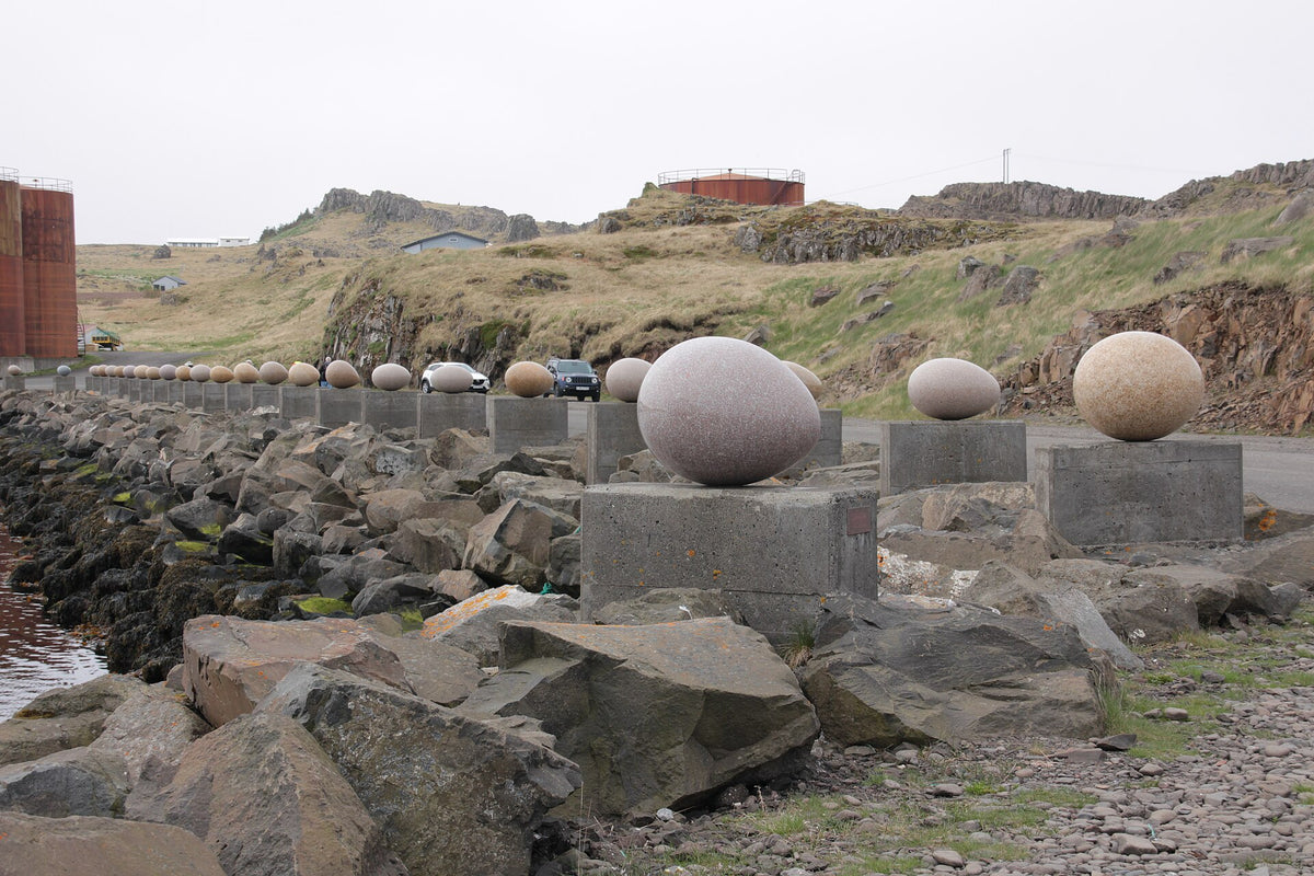 Le grandi uova di pietra dell’installazione Eggin í Gleðivík sul lungomare di Djúpivogur
