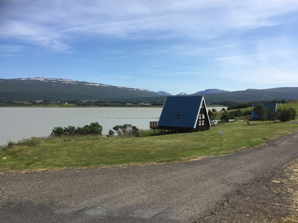 Casa di legno sul lago Lagarfljót vicino a Egilsstaðir con strada sterrata