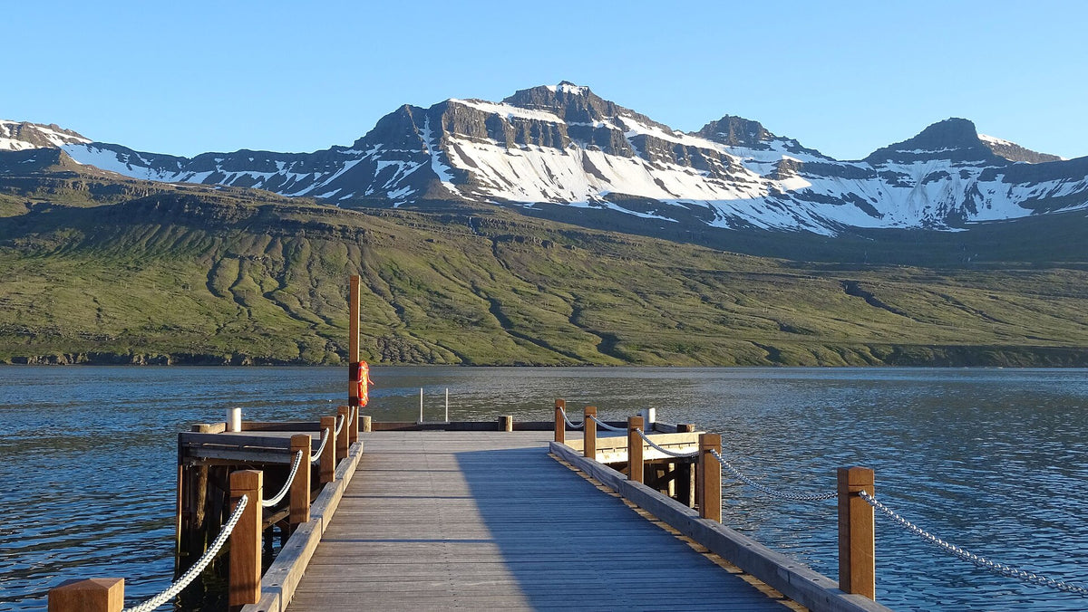 Pontile in legno sul fiordo di Fáskrúðsfjörður alla sera