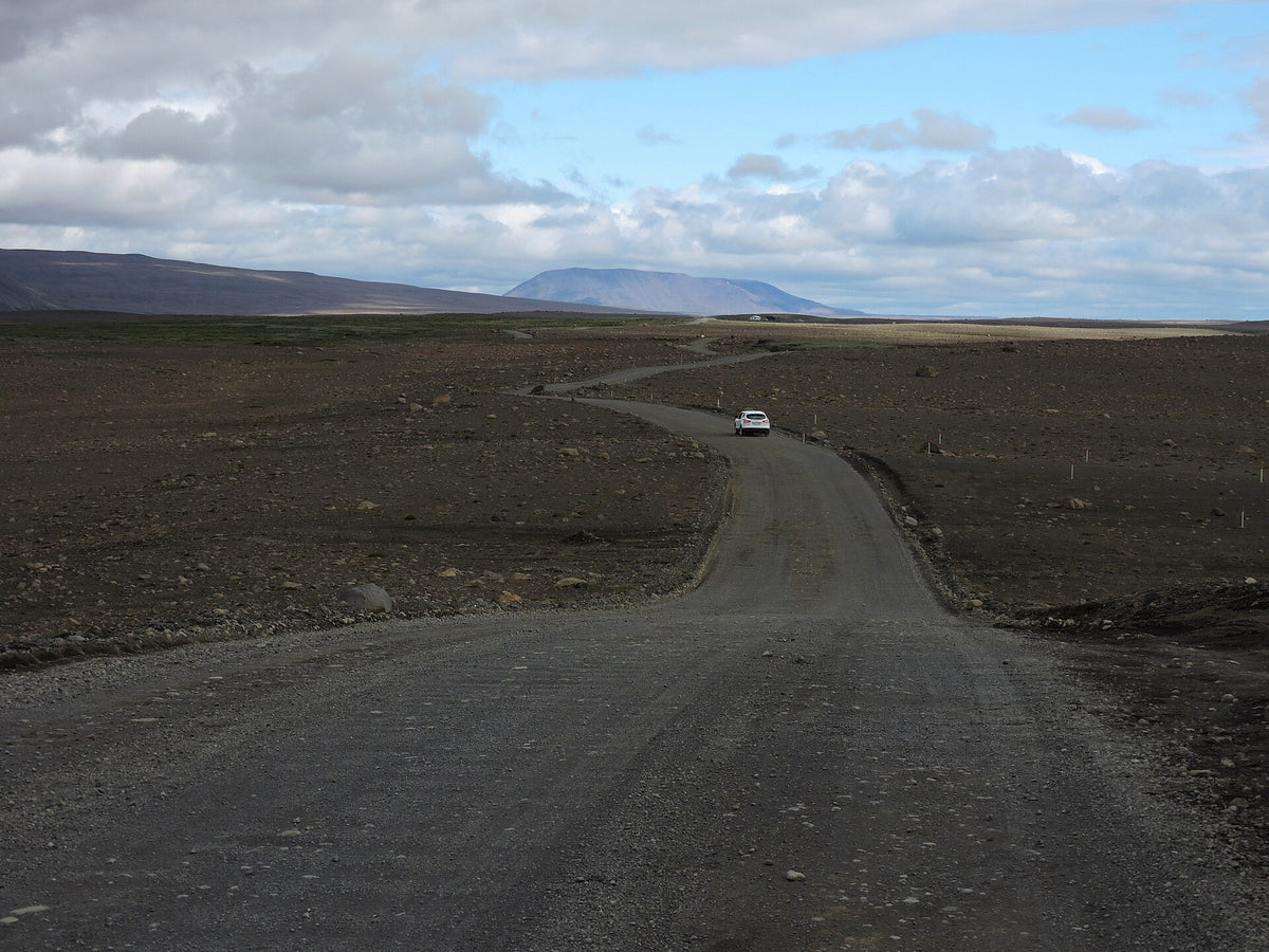 Fuoristrada su una pista sterrata delle Highlands islandesi tra deserti di lava