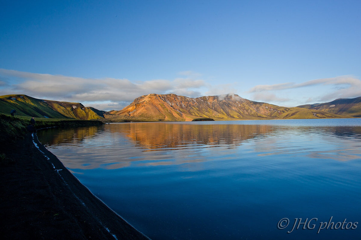 Il lago Frostastaðavatn con montagne di riolite colorate e acqua calma nelle Highlands