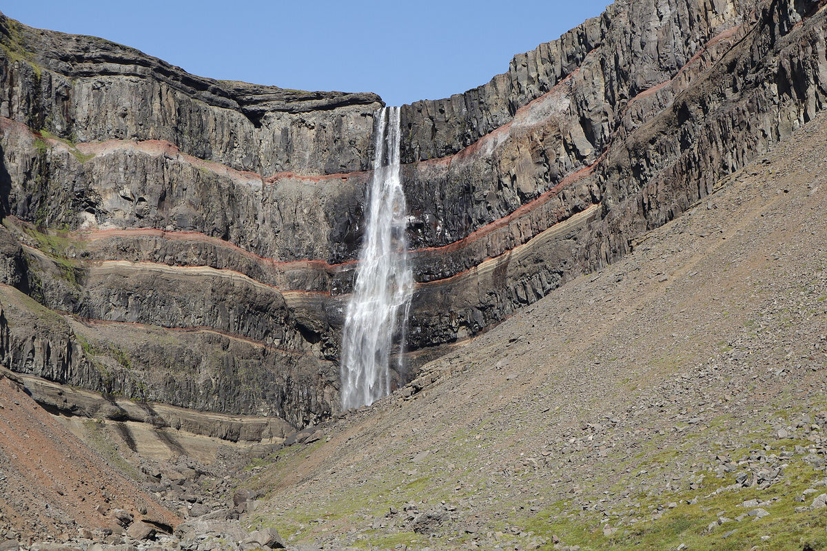 La cascata di Hengifoss con le pareti a strati di basalto e argilla rossa nell’Islanda orientale