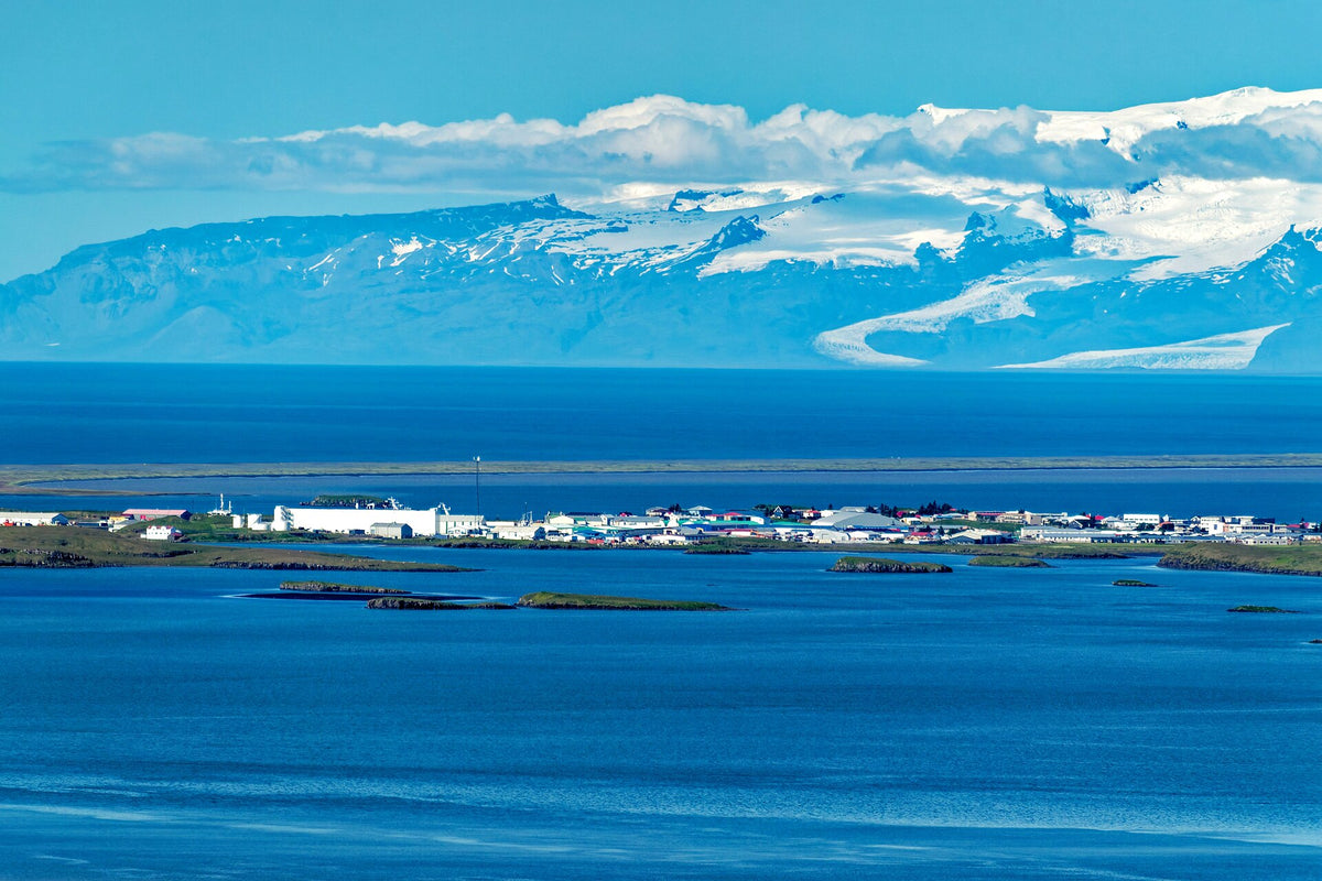 Vista su Höfn e sulle lingue glaciali del Vatnajökull oltre la laguna