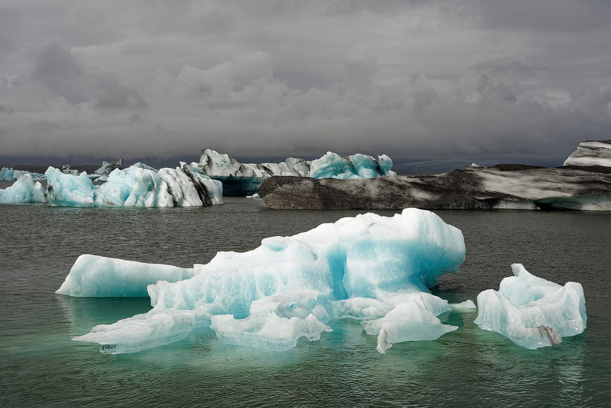 Iceberg azzurri che galleggiano nella laguna glaciale di Jökulsárlón