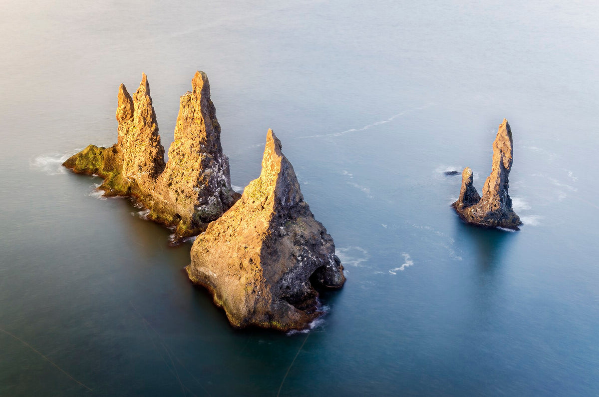 I faraglioni di basalto Reynisdrangar visti dall’alto di Reynisfjall sopra Vík