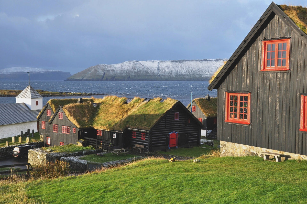 Case tradizionali con tetto d’erba nel villaggio di Kirkjubøur sull’isola di Streymoy
