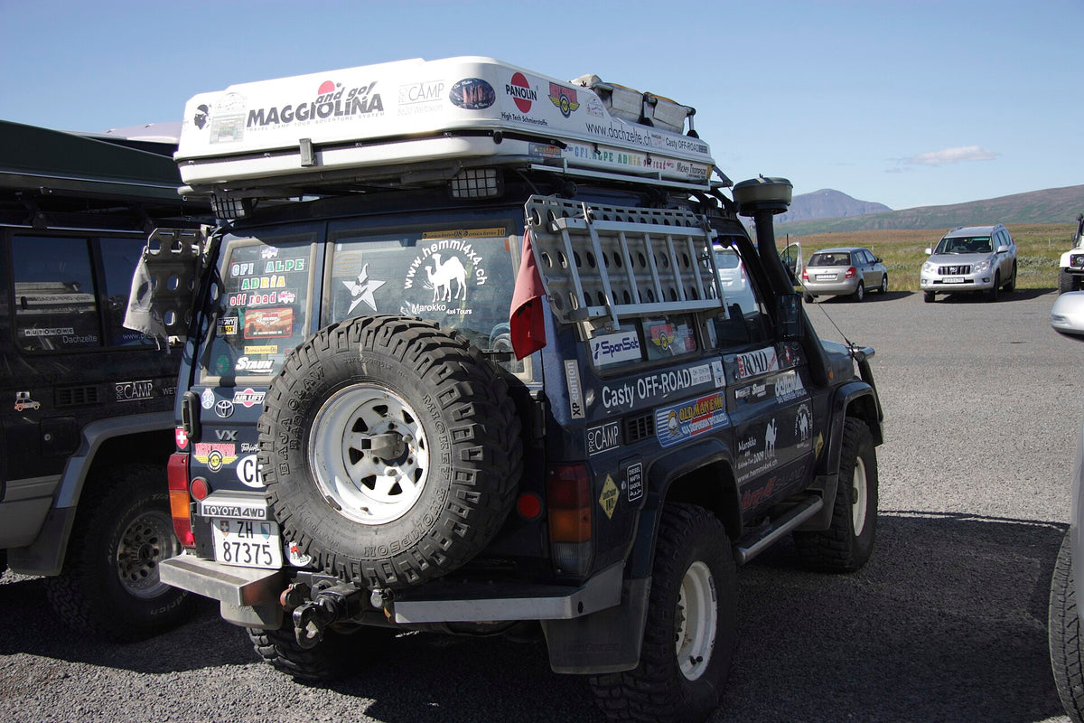 Toyota Land Cruiser attrezzato per overlanding con ruota di scorta posteriore e adesivi di viaggio in Islanda