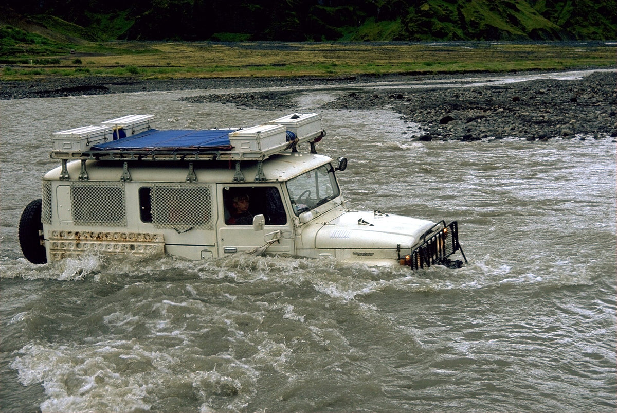 Toyota Land Cruiser che attraversa un fiume a Þórsmörk nelle Highlands islandesi