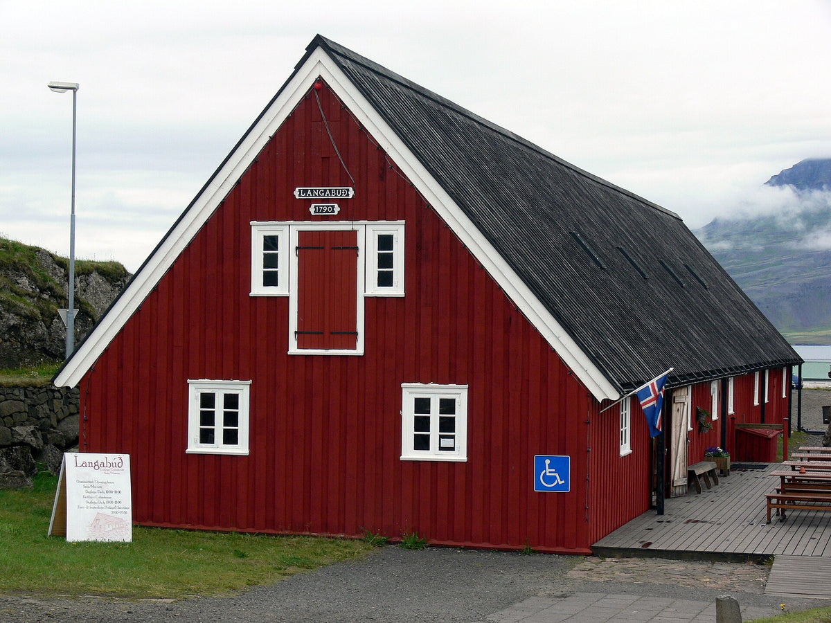 Edificio rosso di Langabúð a Djúpivogur, museo e caffè del 1790